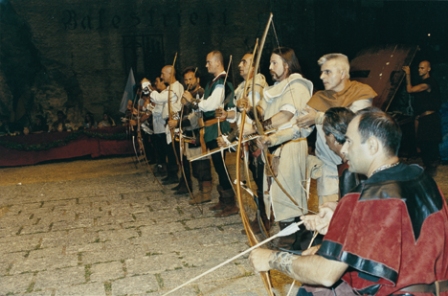 Bogenschützen in historischem Gewand beim Ethnofestival in San Marino