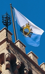 Flagge San Marinos an der Piazza della Libertà